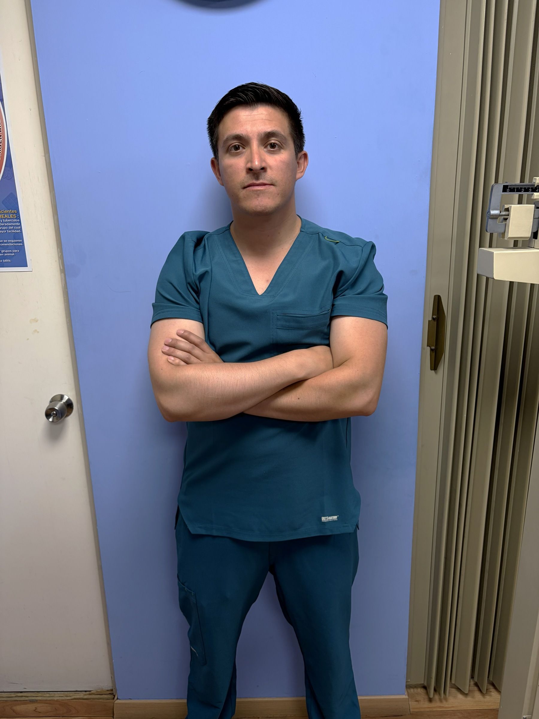 Dr. Alexis Quintanar con pijama quirúrgica, de cuerpo completo